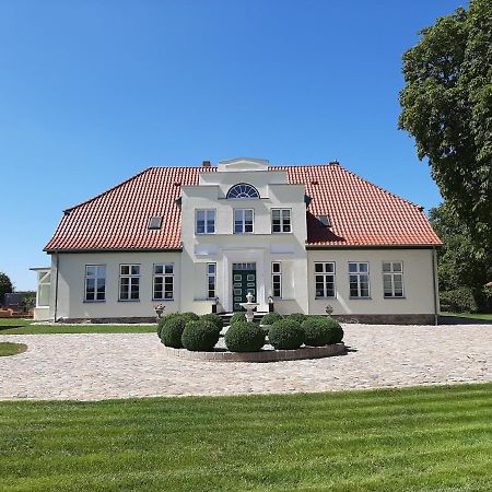 מלון Neuburg  Gutshaus Neu Farpen מראה חיצוני תמונה