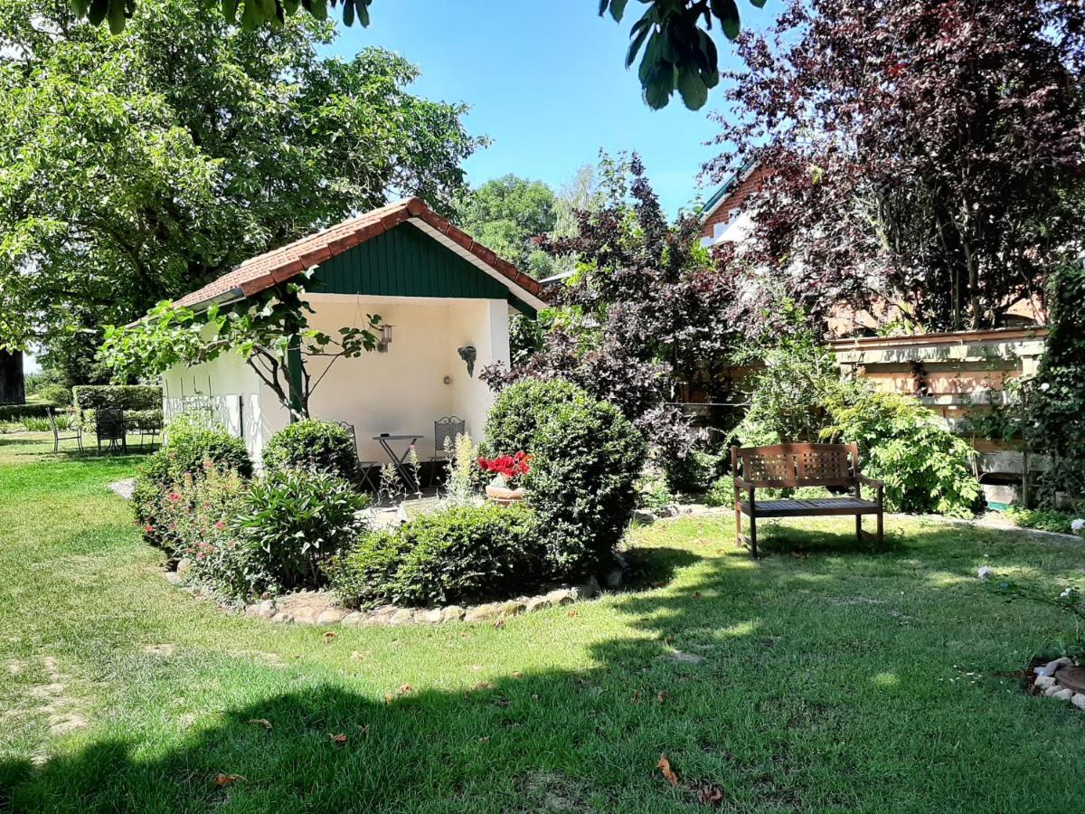 מלון Neuburg  Gutshaus Neu Farpen מראה חיצוני תמונה