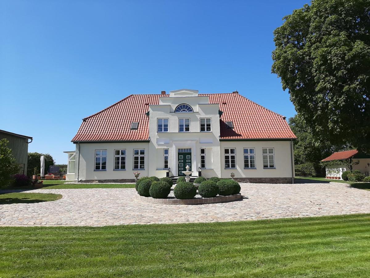 מלון Neuburg  Gutshaus Neu Farpen מראה חיצוני תמונה
